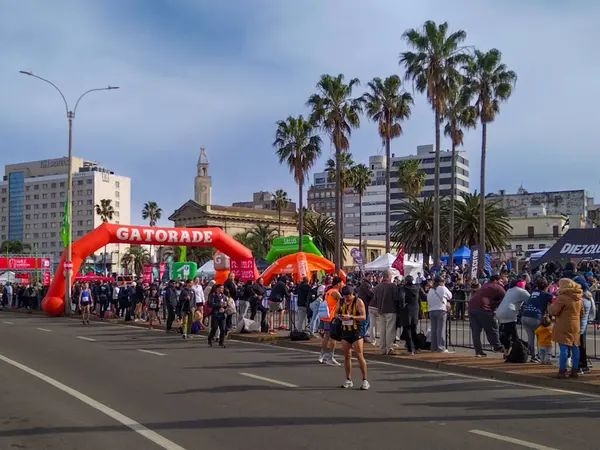 Montevideo, Uruguay: 4 Ağustos 2024: Montevideo şehrinde, ünlü rambla de montevideo, ciudad vieja District, uruguay 'da yarı maratona katılan amatör koşucular grubu