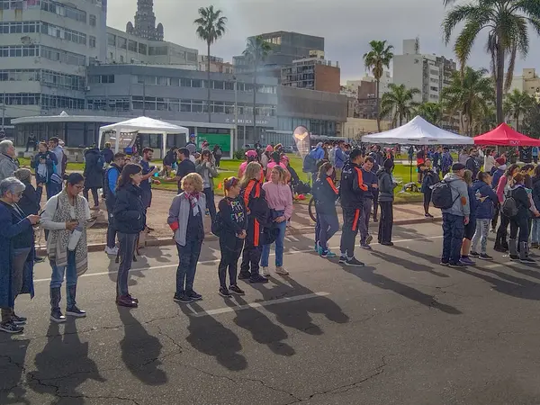 Montevideo, Uruguay: 4 Ağustos 2024: Montevideo şehrinin ünlü rambla de montevideo kentindeki amatör koşucuları izleyen kalabalık, Uruguay 'ın ciudad vieja ilçesi