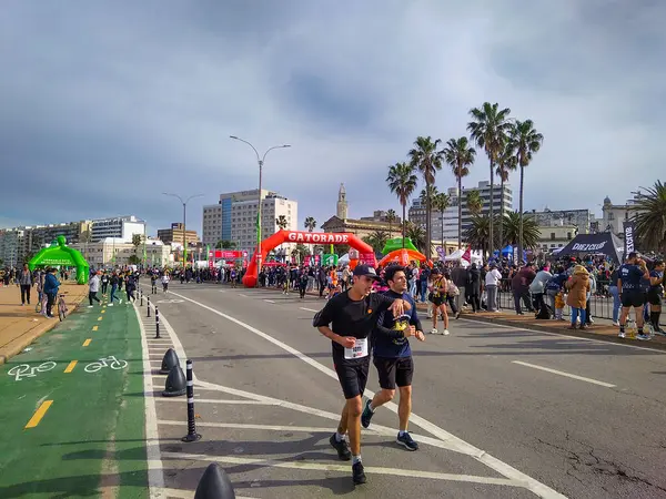 Montevideo, Uruguay: 4 Ağustos 2024: Montevideo şehrinde, ünlü rambla de montevideo, ciudad vieja District, uruguay 'da yarı maratona katılan amatör koşucular grubu