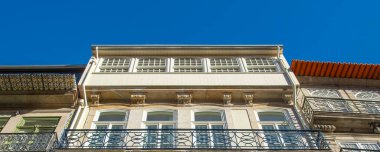 Süslü demir balkonları olan eski kentsel binalar, Porto şehrinin tarihi merkezi, Portekiz