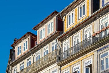Süslü demir balkonları olan eski şehir renkli binalar. Porto şehrinin tarihi merkezi. Portekiz.