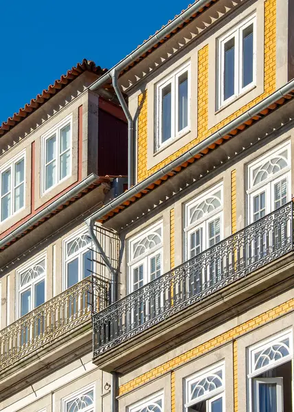 Süslü demir balkonları olan eski şehir renkli binalar. Porto şehrinin tarihi merkezi. Portekiz.