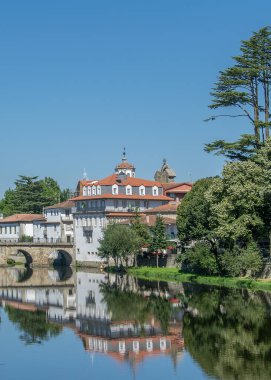 Tamega River Parkı 'nda güneşli bir gün sahnesi, ana konumuz ünlü Trajano Birdge, Chaves City, Portekiz