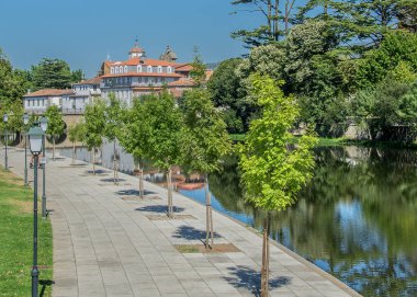 Tamega River Parkı 'nda güneşli bir gün manzarası. Tamega Nehri manzaralı bir turistik park. Chaves City, Portekiz' in tarihi merkezinde yer alıyor.