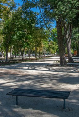 Tamega River Parkı 'nda güneşli bir gün manzarası. Tamega Nehri manzaralı bir turistik park. Chaves City, Portekiz' in tarihi merkezinde yer alıyor.