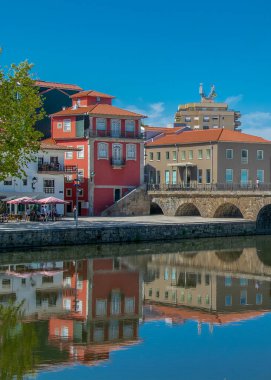 Tamega River Parkı 'nda güneşli bir gün sahnesi, ana konumuz ünlü Trajano Birdge, Chaves City, Portekiz