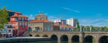 Tamega River Parkı 'nda güneşli bir gün sahnesi, ana konumuz ünlü Trajano Birdge, Chaves City, Portekiz