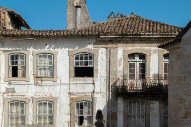Chaves City, Portekiz 'in tarihi merkezindeki yıpranmış ve yıkılmış apartmanın yüksek açılı ön görüntüsü