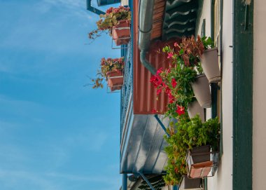 Chaves, Portekiz: 13 Ağustos 2023: Tarihî merkez Portekiz 'de geleneksel ampullere bakan bir manzara