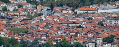 Penha Park 'ın Portekiz bakış açısından Guimaraes' in tarihi merkezinin havadan görünüşü
