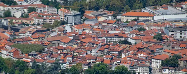 Penha Park 'ın Portekiz bakış açısından Guimaraes' in tarihi merkezinin havadan görünüşü