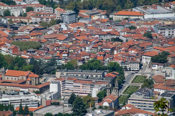 Penha Park 'ın Portekiz bakış açısından Guimaraes' in tarihi merkezinin havadan görünüşü