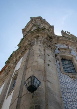 Oliveira 'daki hanımefendinin alçak açılı görüntüsü yaz güneşinin altında ön cephe, Portekiz' in tarihi merkezi..