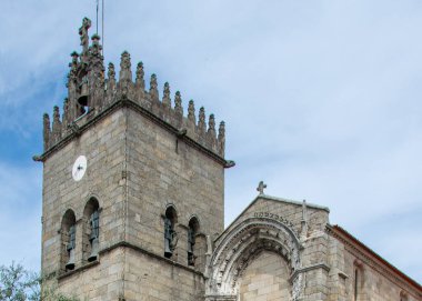 Guimaraeas, Portekiz: 14 Ağustos 2023: Guimaraes tarihi merkezi Portekiz 'de küçük bir taş şapelin ön perspektifi