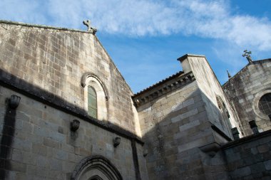 Düşük açı, Portekiz 'deki Braga Katedrali' nin dış cephesinin geniş açılı görüntüsü.. 