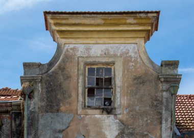 Aveiro Portekiz 'de seramik fayanslar ve süslü balkonlu eski bir binanın ön cephesi miras ve çekiciliği gösteriyor.