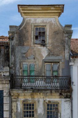 Aveiro Portekiz 'de seramik fayanslar ve süslü balkonlu eski bir binanın ön cephesi miras ve çekiciliği gösteriyor.