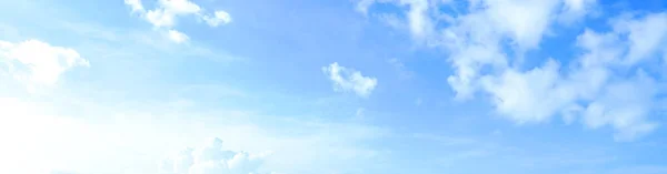 Летнее Голубое Облако Неба Светло Белом Фоне Красота Ясная Облачность — стоковое фото