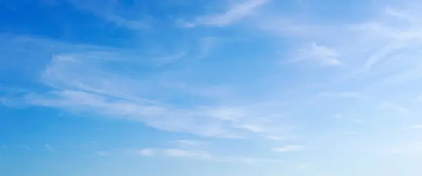 Sommer Blauer Himmel Wolkenverlauf Licht Weißen Hintergrund Schönheit Klar Bewölkt — Stockfoto