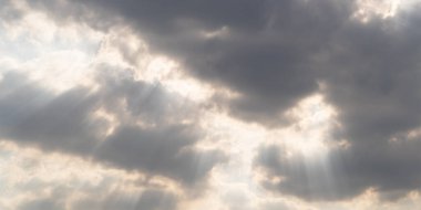 Gökyüzünde dramatik kara bulutlar