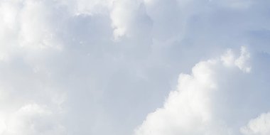 Yazın mavi gökyüzü ve bulut.