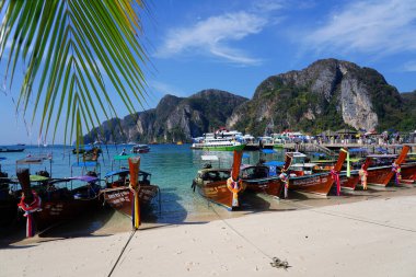 Kho Phi-Phi, Krabi, Tayland - 03102024: Deniz kıyısında tekneyle yaz geçmişi