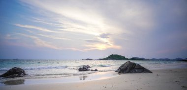 Mavi gökyüzü ve bulut arkaplanlı mavi deniz, gün batımlı yaz arkaplanı