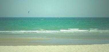 Çok sayıda insanın yaşadığı güzel bir deniz ve sahil manzarası.