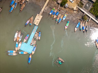 Adanın küçük limanının havadan görünüşü, seyahat limanı