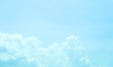Beyaz bulutlu mavi gökyüzü arkaplanı. Bulutlu güzel gökyüzü.