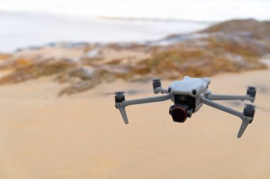 Kumsalda bir dron.