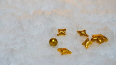 Kehribar kehribar mücevherler beyaz bardakta. Beyaz dokulu arka planda kehribar rengi kehribar. güzellik ürünü ve mücevher.