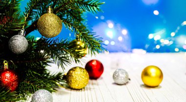 Noel ağacı ve ahşap arka planda fotokopi alanı olan süslemeler. Noel ve yeni yıl konsepti