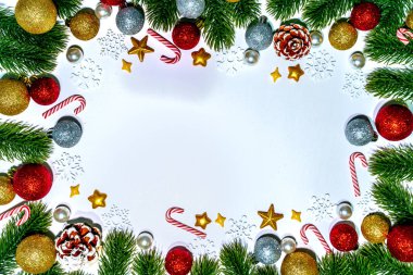 Köknar dalları, dekorasyonları ve baloları olan Noel arkaplanı