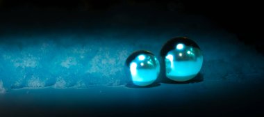 Arka planda buzlu iki buz topu.