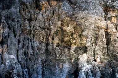 Sarkıtlı mağaralar, dağlarda akarsular, Kırım.