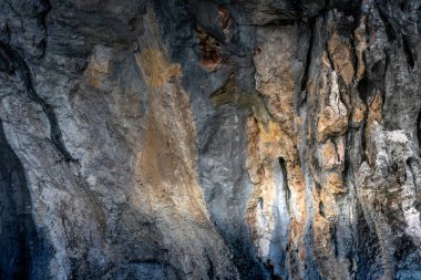 Kayalıklarda dikey kaya oluşumlarının güzel mavi gökyüzü, yaz tatili.