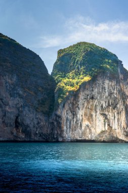 Güzel bir deniz manzarası ve uçurumlar, Yaz Tatili