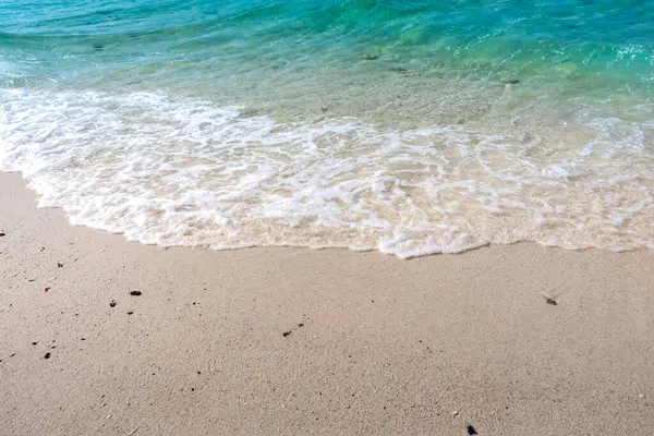 Kumsalı ve mavi denizi olan