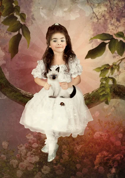 Mała Dziewczynka Pięknej Białej Sukience Kotkiem Ramionach Siedzi Drzewie Wiosennym — Zdjęcie stockowe
