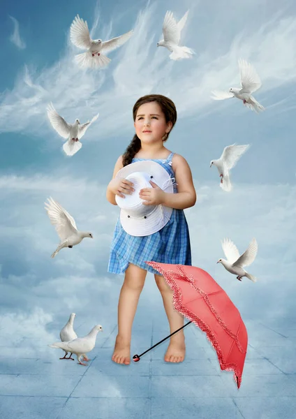 Küçük Kız Gökyüzündeki Güvercinlere Bakıyor — Stok fotoğraf