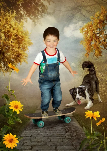 Lächelnder Kleiner Junge Auf Skateboard Und Hund Der Natur Stockbild