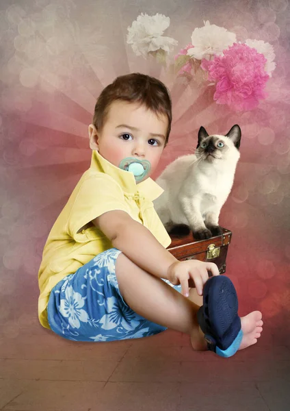 Baby Med Napphållare Munnen Och Siamesiska Kattunge Rosa Bakgrund Royaltyfria Stockfoton
