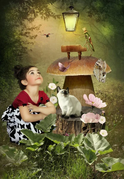 一个小女孩和一只小猫着迷地看着在魔法森林里弹奏的森林钢琴家 免版税图库照片