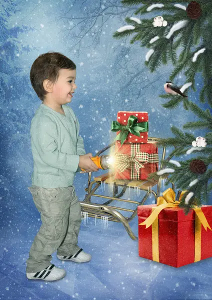 Alegre Niño Con Una Linterna Las Manos Rodeado Regalos Navidad Imágenes de stock libres de derechos