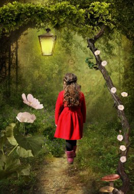 Kırmızı paltolu küçük bir kız sihirli bir ormanda yürüyüş yapıyor.