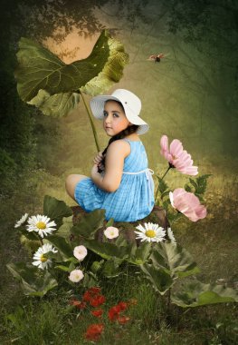 Beyaz şapkalı küçük bir kız büyük bir dulavrat yaprağının altında ormandaki bir düzlükte kütüğün üzerinde oturuyor.