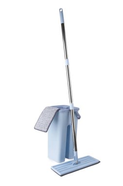 Mavi plastik paspas beyaz arkaplanda izole edildi