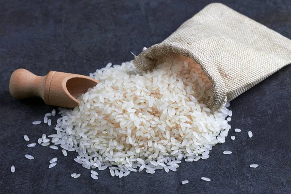Reis Beutel Auf Schwarzem Stein Hintergrund — Stockfoto