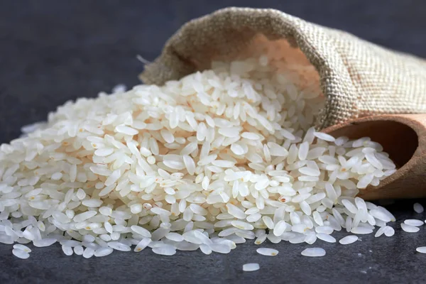 Reis Beutel Auf Surfase Aus Schwarzem Stein — Stockfoto